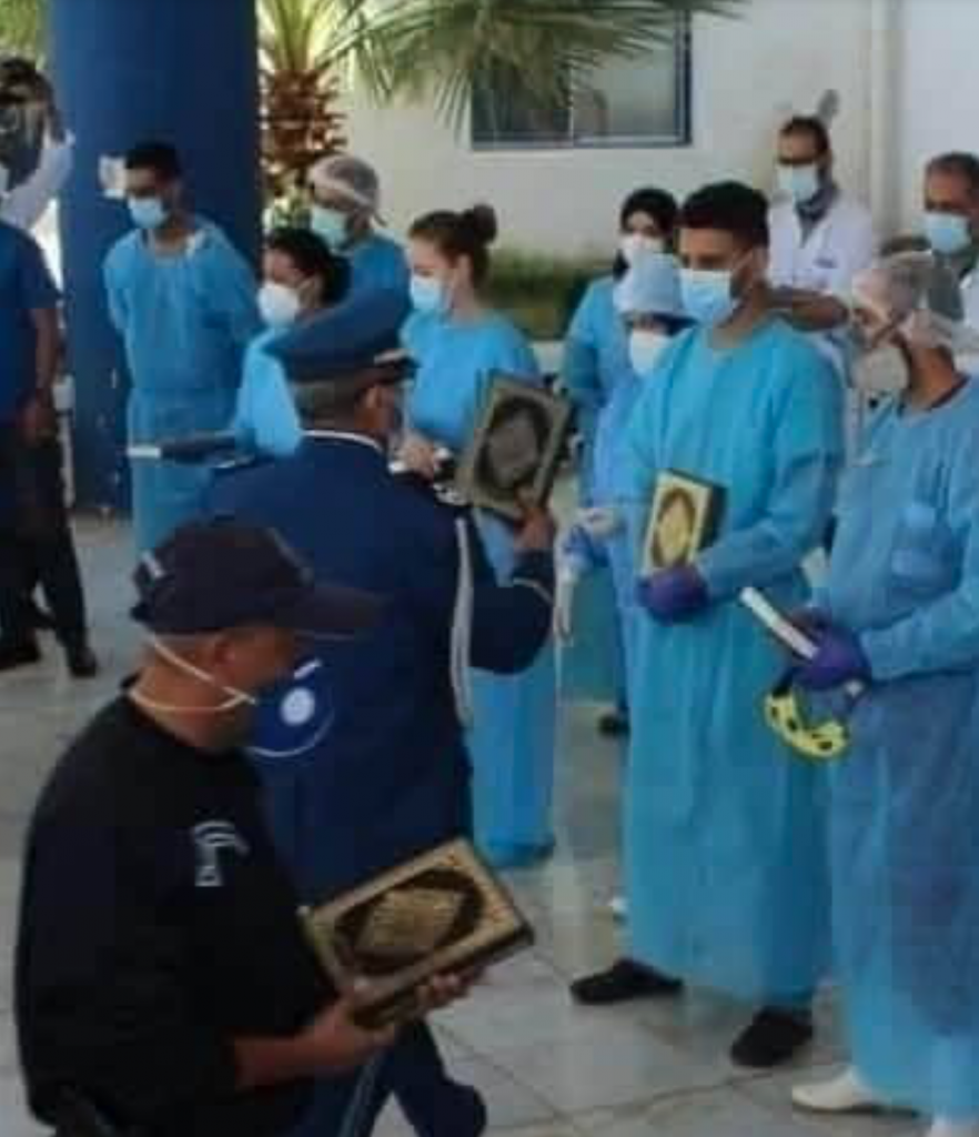 في زمن الكرونا، الشرطة يوزعون القرآن على عدناني رزيقة ـ الطاقم الطبي